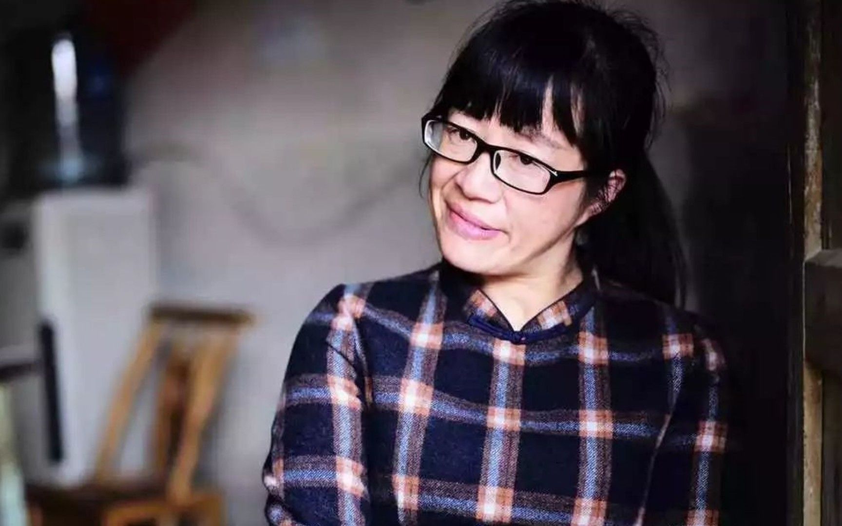 诗人余秀华分享跳舞视频,艰难练习现代舞,展示独特的美画面治愈