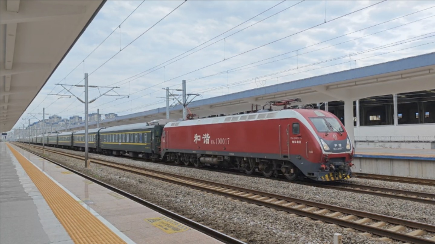 南局南段hxd1d0017牵引k8723次(南昌-赣州)通过南昌南站