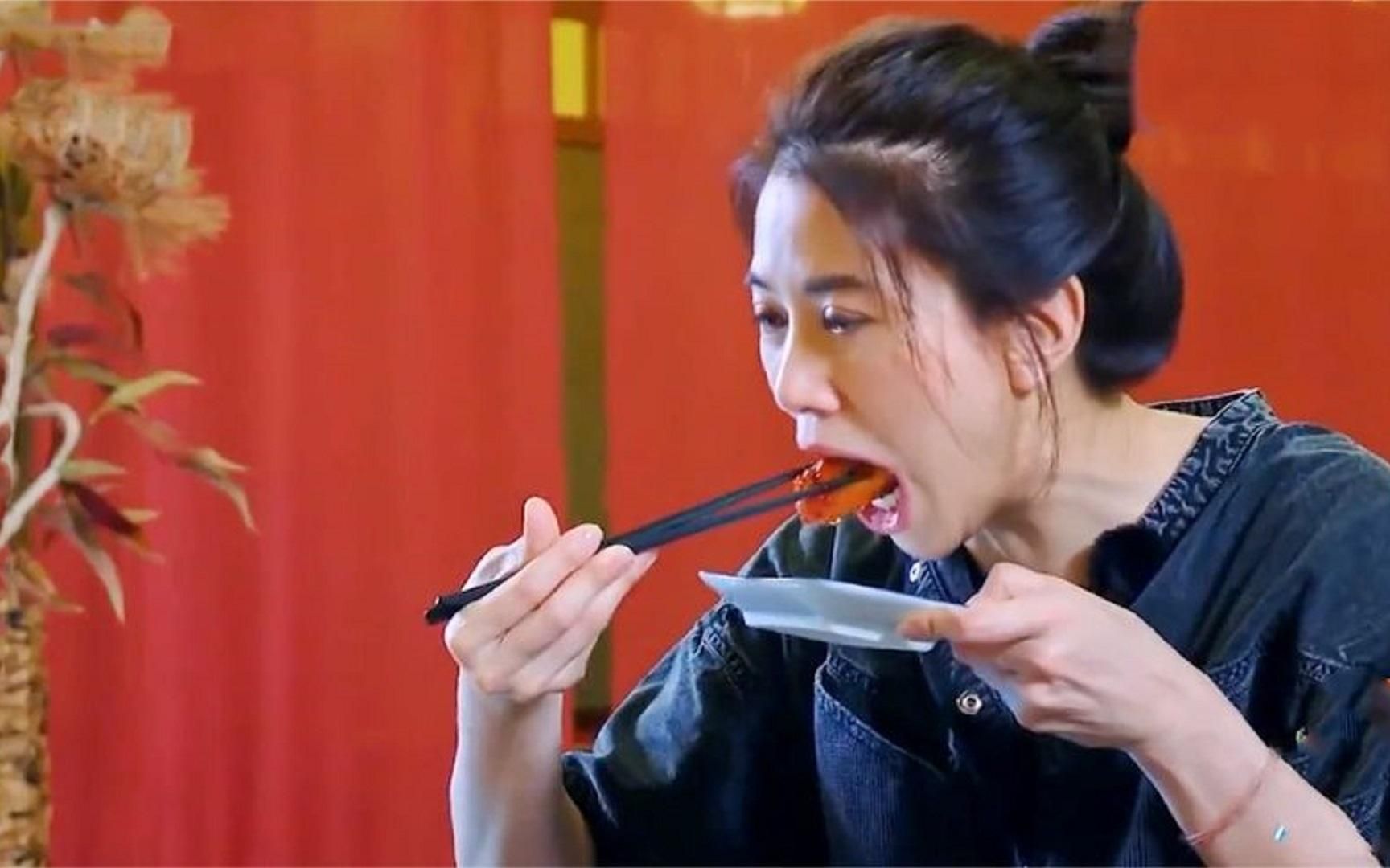 明星私下吃相如何?袁咏仪一口吞鸡翅,金晨豪迈吃相看傻张继科