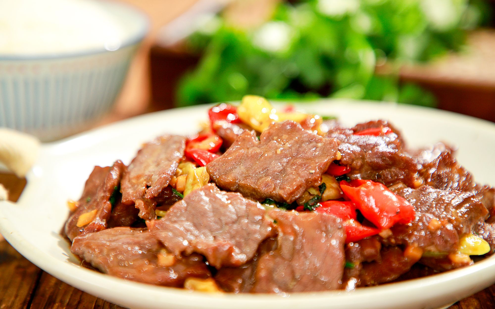 【小炒牛肉】教你私藏小诀窍!3步搞定饭店招牌菜,嫩滑鲜香下筷不停