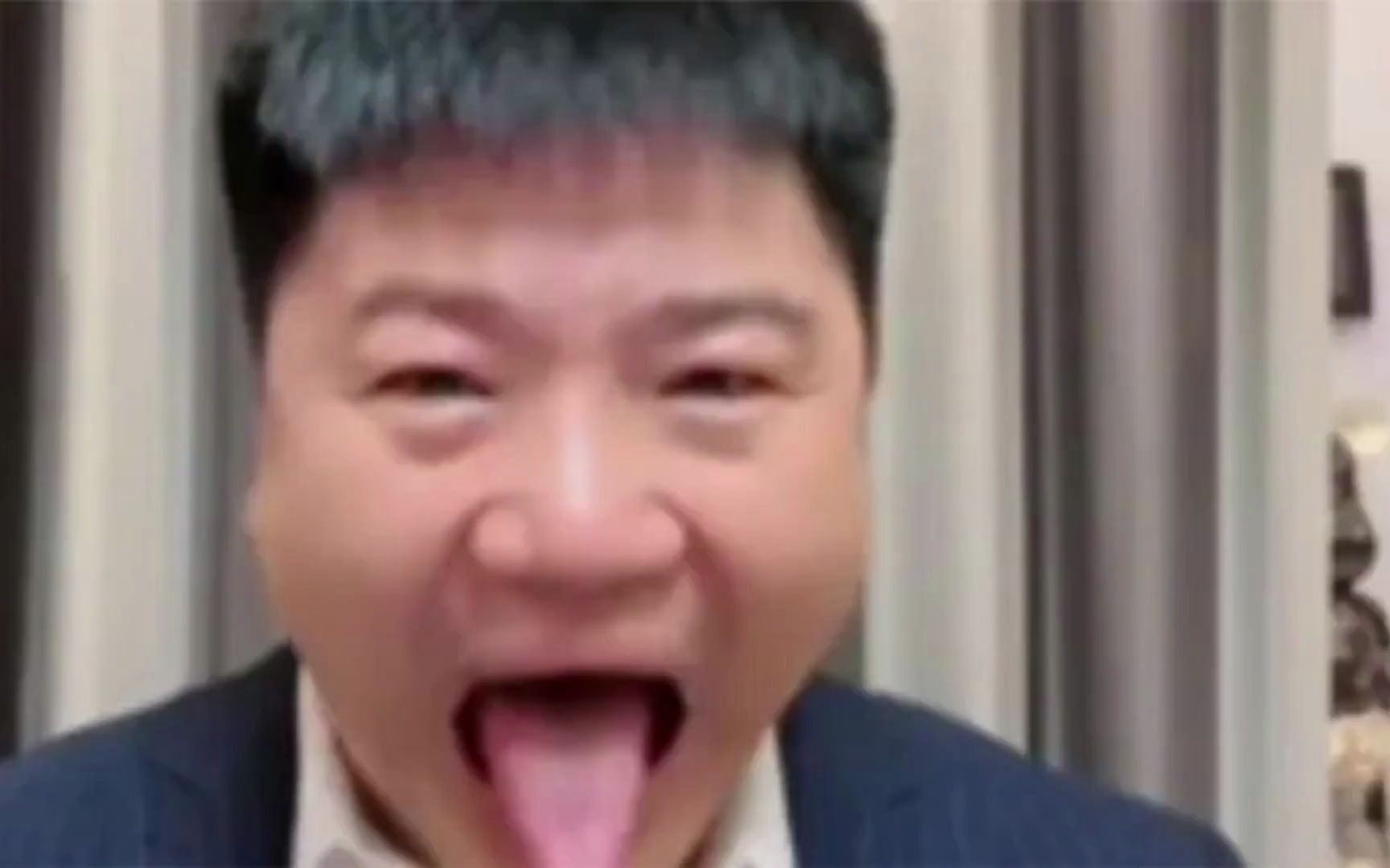 当反诈老陈脱下制服,直播间里喷网友,跳大神,彻底放飞自我