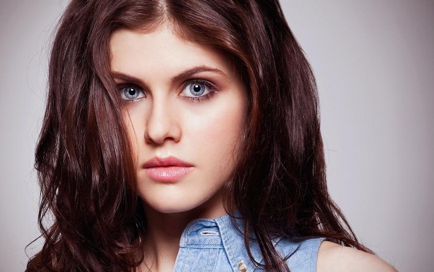 【亚历珊德拉·达达里奥】 天使面孔,魔鬼身材