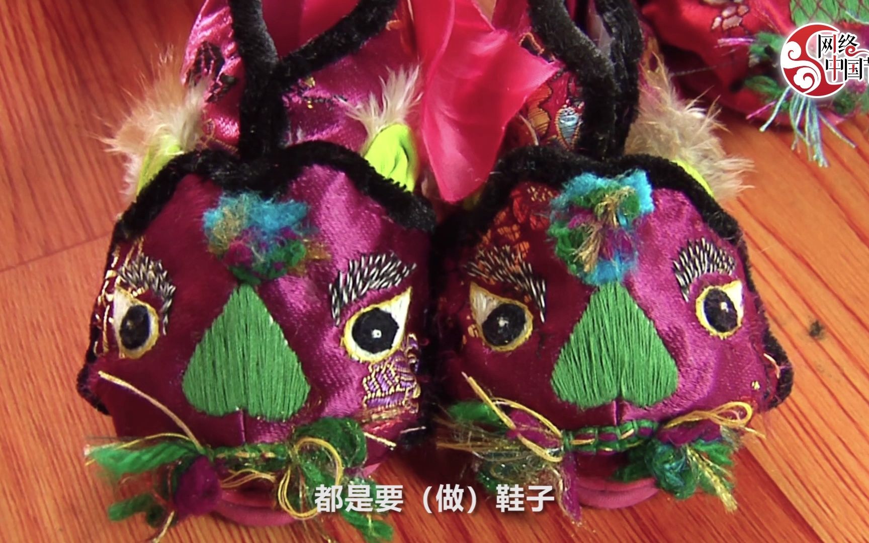 虎年送祝福!八旬老人巧手缝制"虎头鞋"