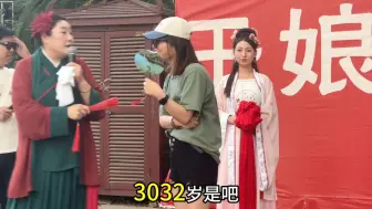 Télécharger la video: 湖南52岁大叔喜欢30岁离异小少妇，上台求爱被拒