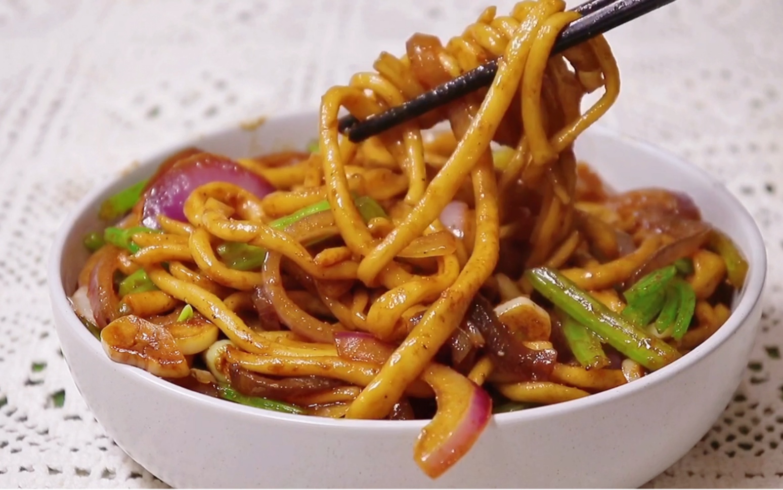 家庭版炒拉条子,比外面卖的炒面还要好吃,不会做饭的也能学会,口感有