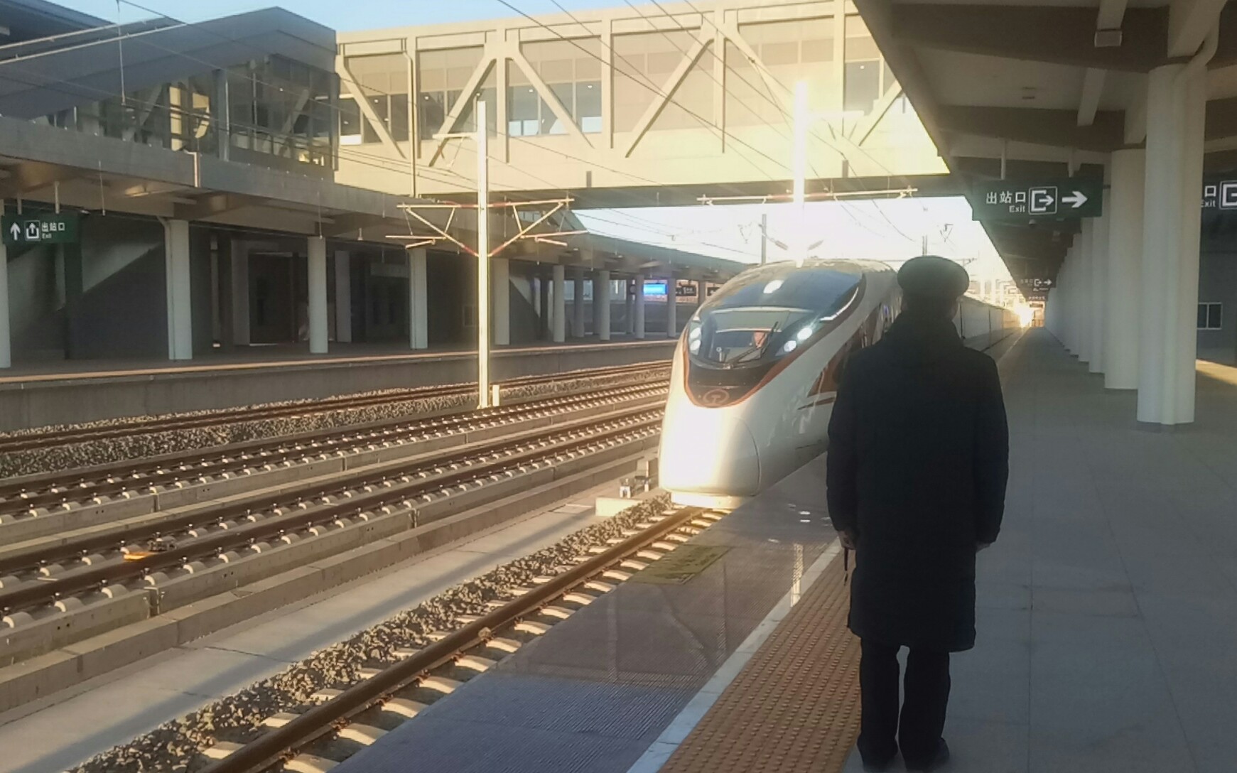 由复兴号样车cr400bf-0305担当的g3704次承德县北站进站_哔哩哔哩 (゜