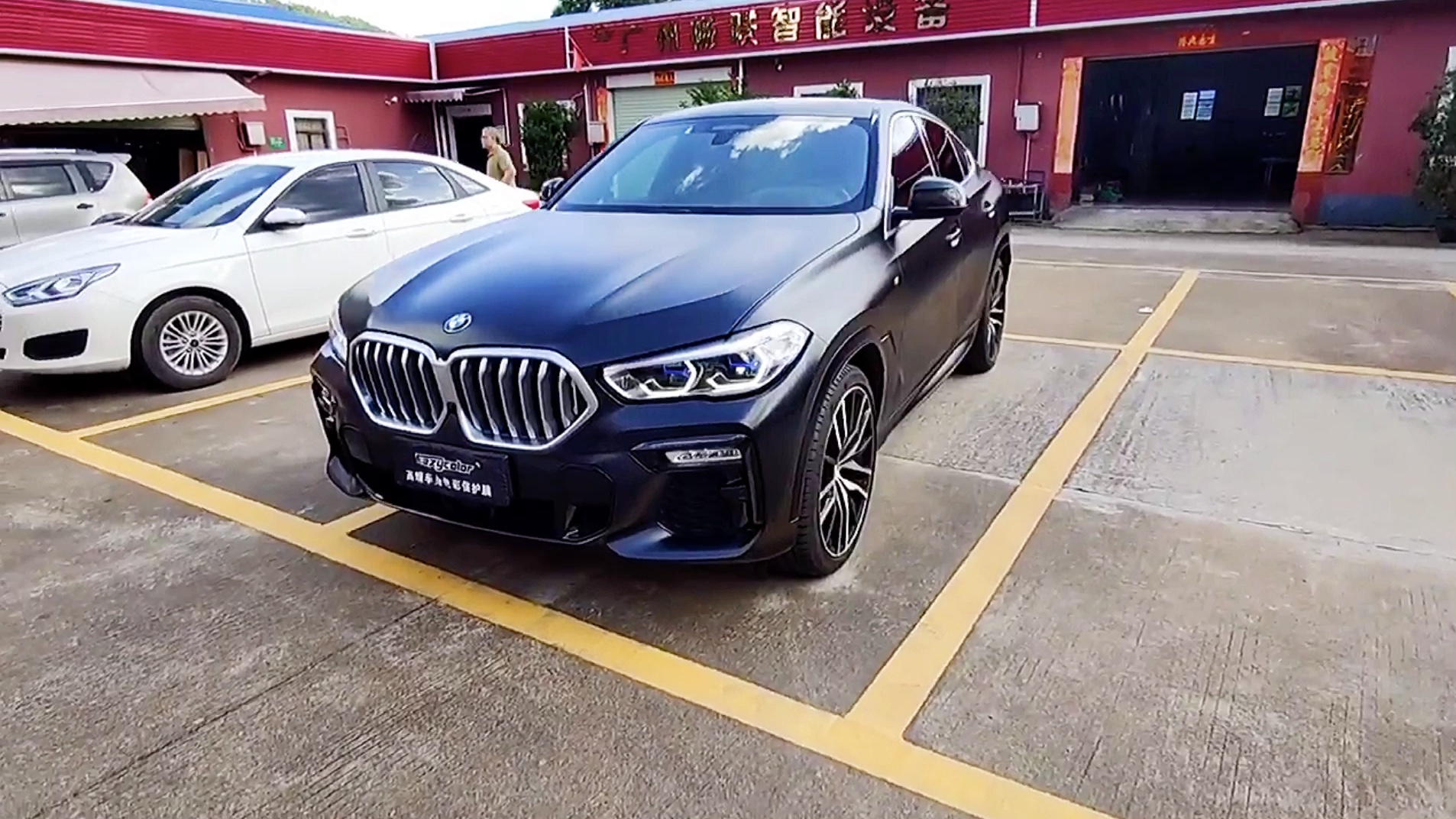 新宝马x6漆面陶瓷黑改色贴膜,全车黑武士效果,帅气车身整体质感