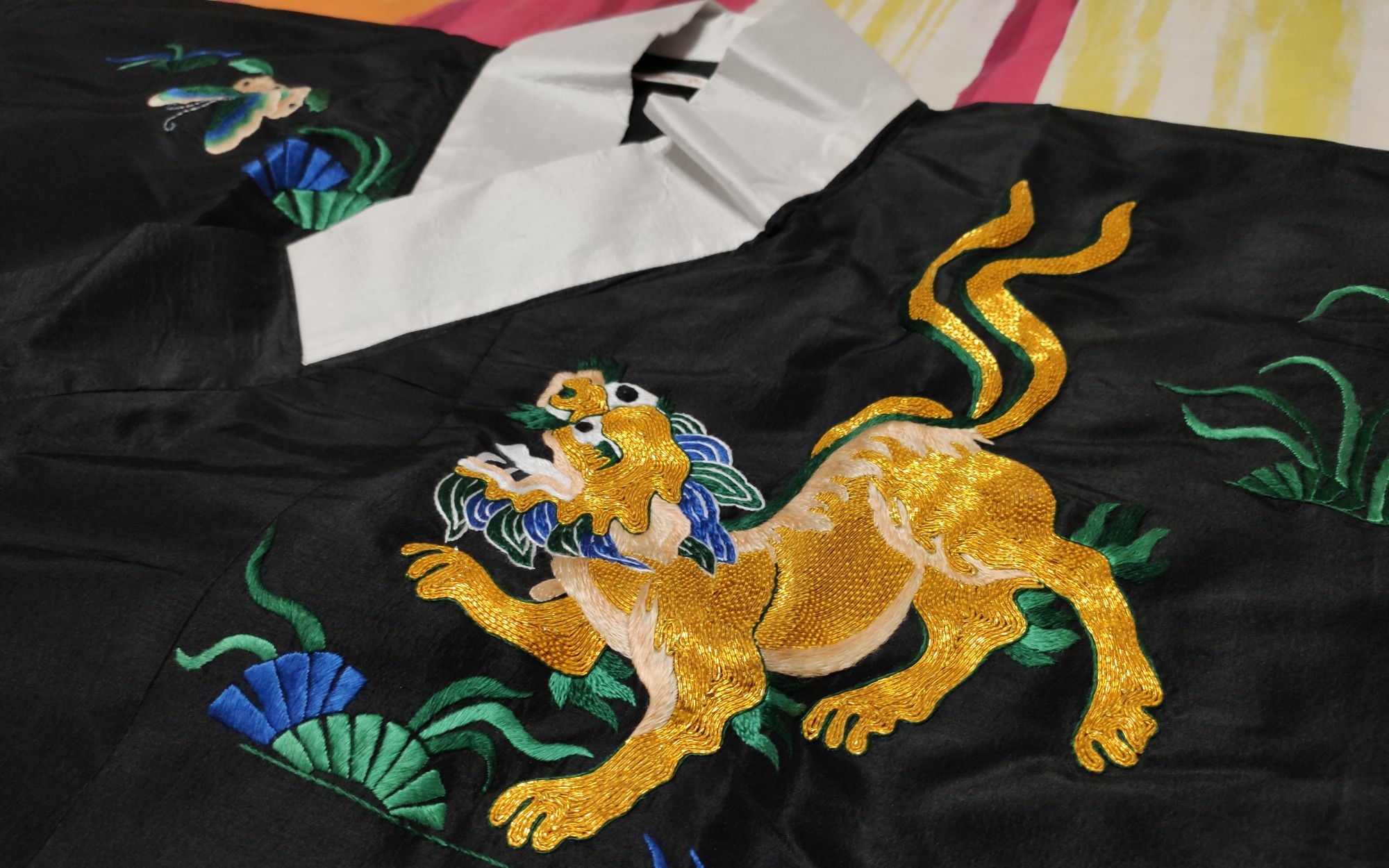 裁云集 价值1700的苏绣盘金绣狮子戏蝶交领短袄 黑色 双宫真丝 明制