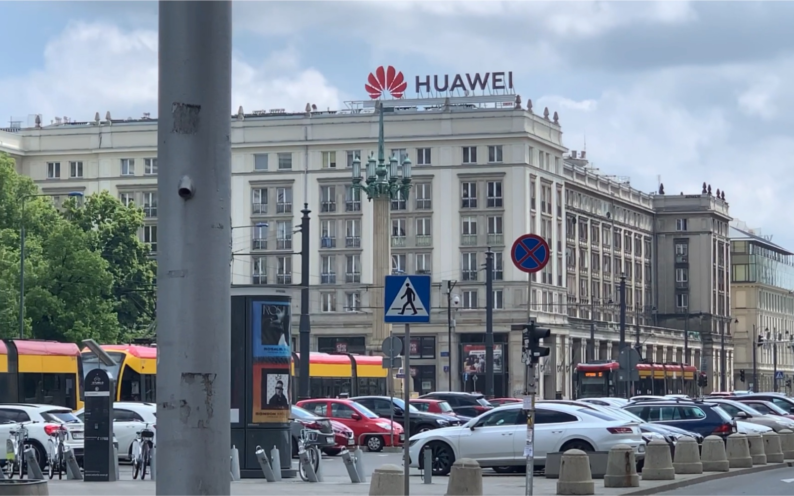 带大家看看在欧洲波兰的华为总部,夏天街上的波兰美女打扮的漂亮的很!