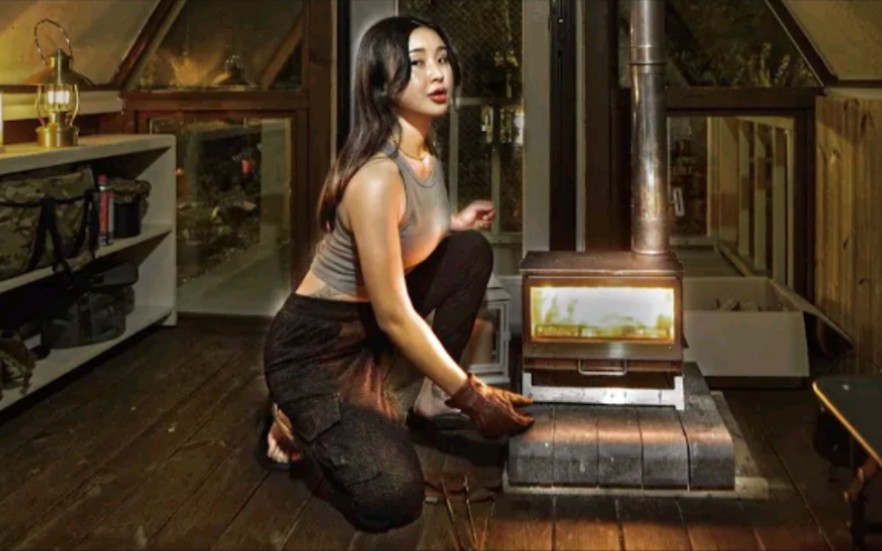 在小木屋里露营放松,韩国美女独自过夜