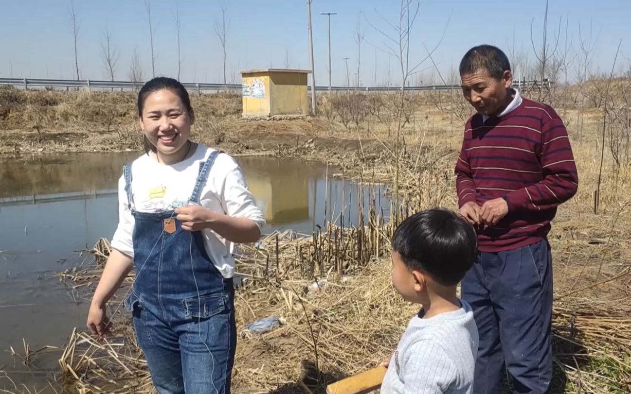 农村媳妇带公爹和孩子去起地笼.收笼时上了啥?把孩子兴奋地大叫