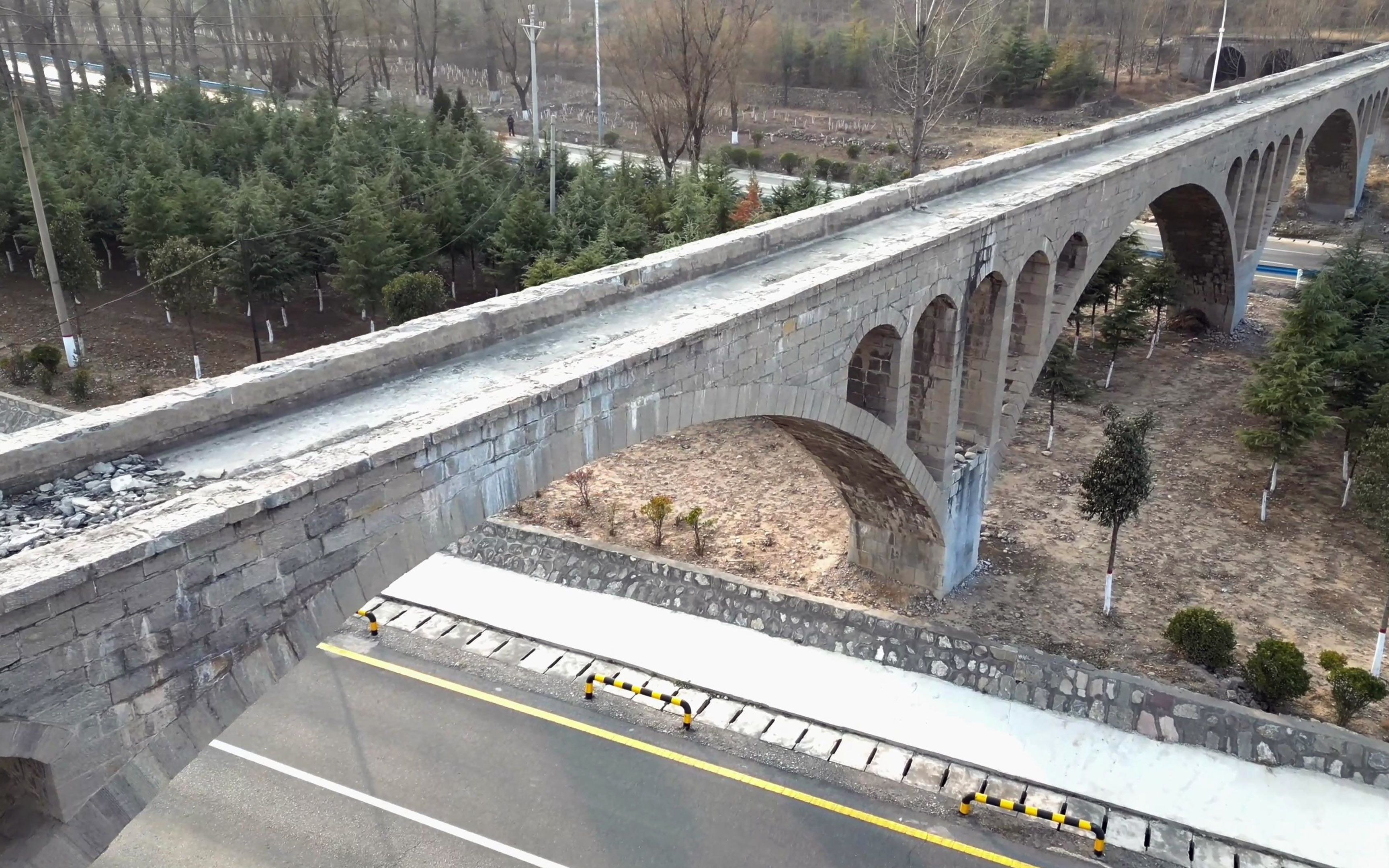 在红旗渠景区附近发现一段渡槽,横跨在公路上方,成为一道风景线