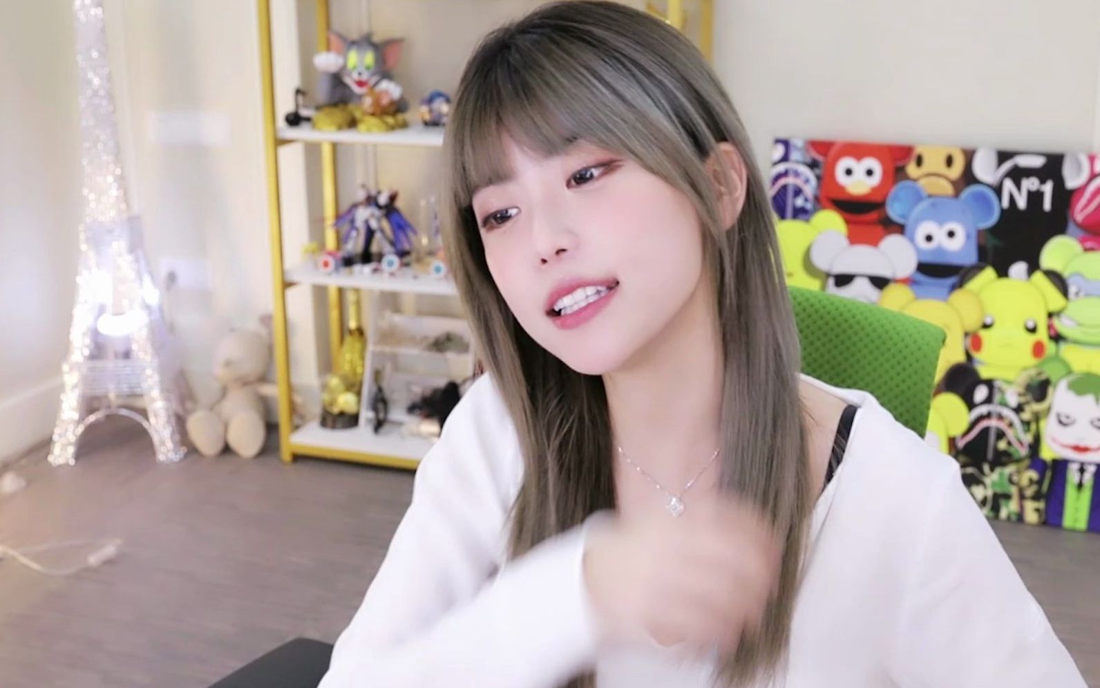 水友欲把周淑怡黑色肩带做成弹弓我想露青龙就露青龙