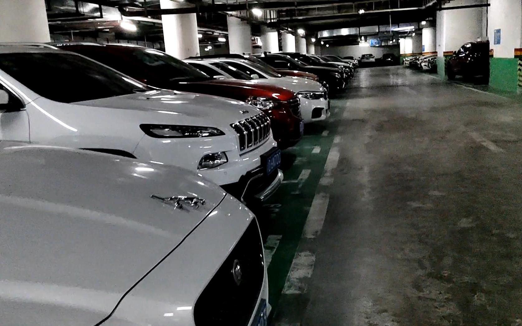 重庆停车费暴涨的第52天,观音桥茂业百货地下停车库被挤爆,无语