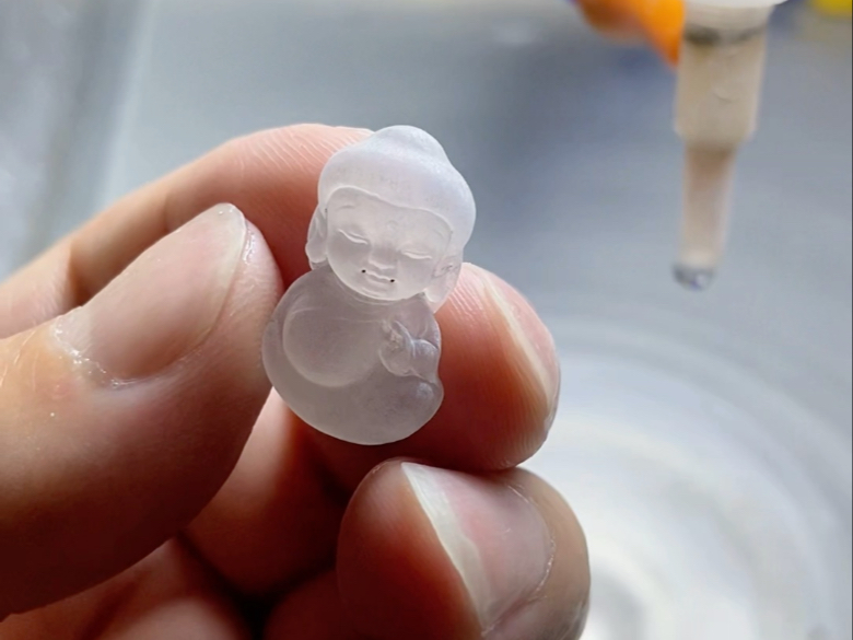 翡翠宝宝佛雕刻