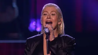 Video herunterladen: 【擦妈致敬惠姨】Christina Aguilera - Whitney Houston Tribute  Live at 2017 AMA