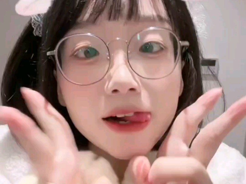 劲爆!清纯眼镜妹,反差的一面!