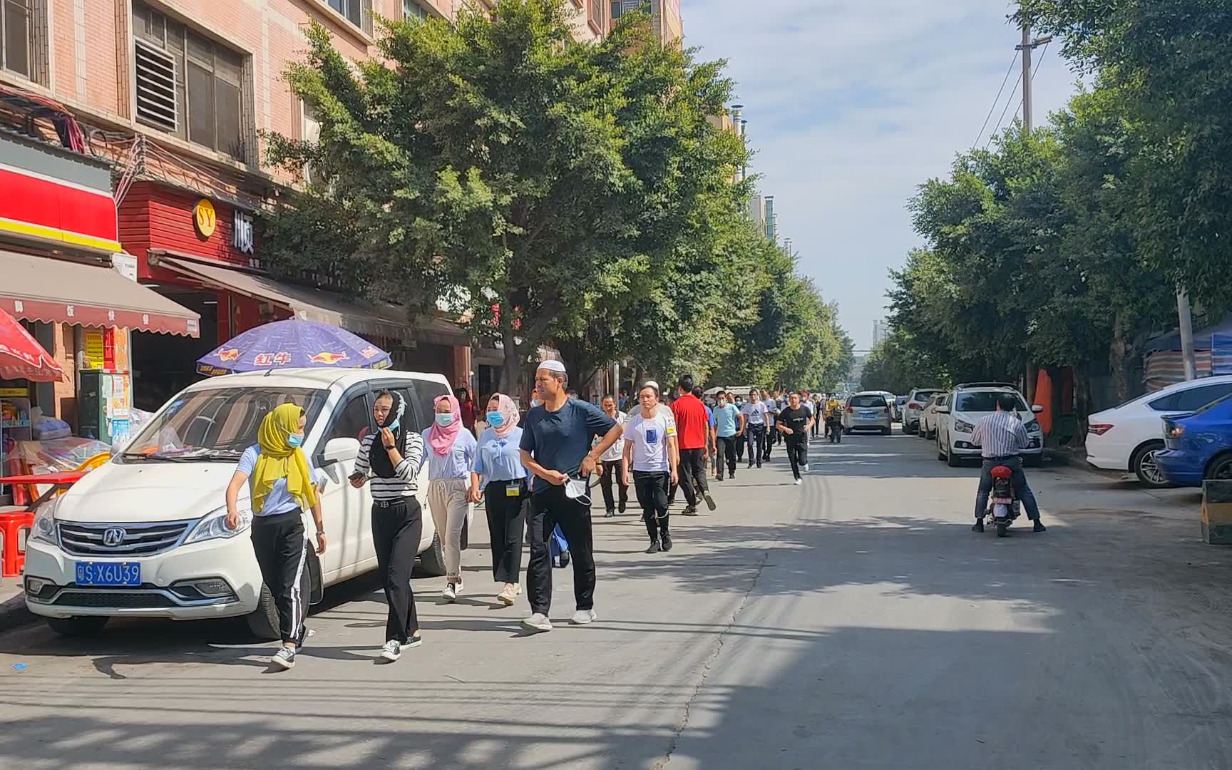 实拍东莞大型台企下班的场景,变化太快了,工厂留不住年轻人了吗_哔哩