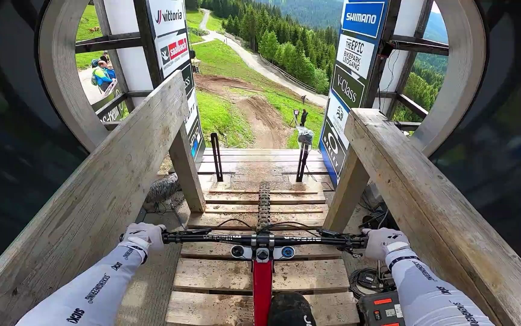 第一视角拍摄来看看让很多大神翻车的世界杯速降赛道是什么样的