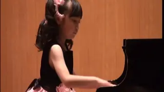高尾奏音（8岁）在2011年日本举行的埃琳娜·里希特国际钢琴比赛中演奏了莫扎特的钢琴奏鸣曲K.533（第一乐章），并在小学组别中获得了第一名