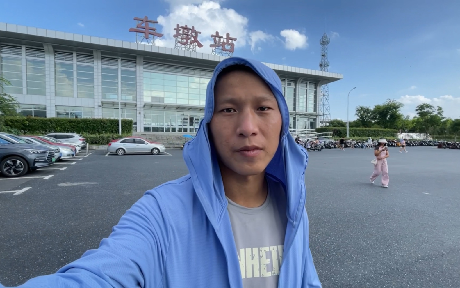 在上海东方体育中心转了一圈,坐车到车墩,吃15元快餐,味道不错