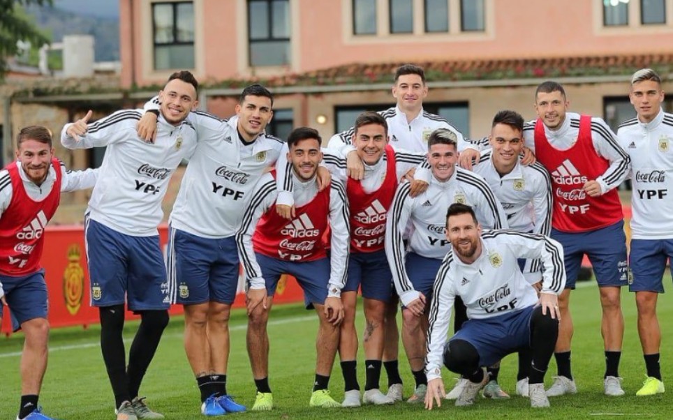 梅西和迪巴拉为球迷们签名!小球迷激动的哭了!附训练花絮