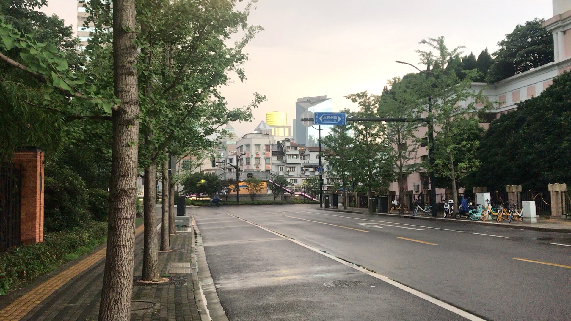 上海街景实拍拍摄于山西北路