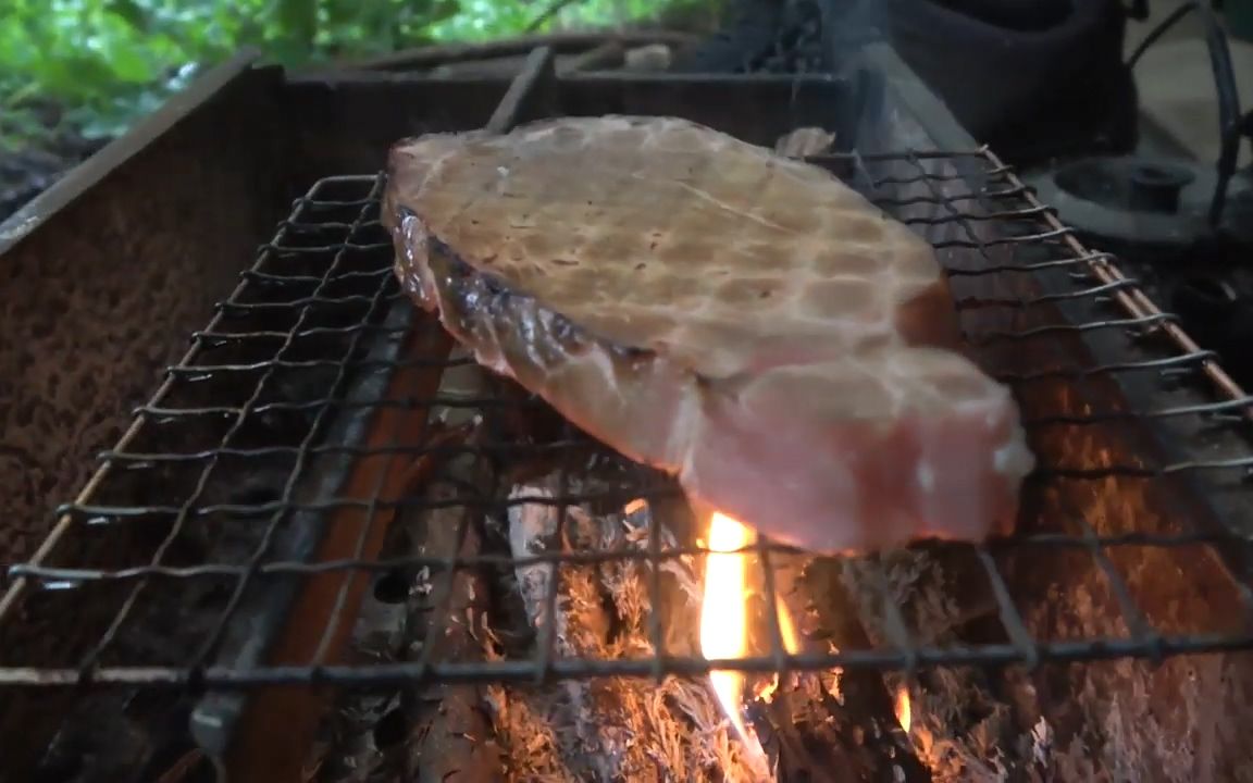 [图]【日本露营】梅雨季节森林露营 营火早饭 下