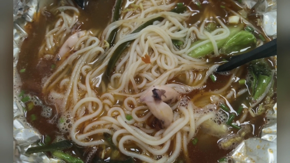 【美食vlog】第一次吃鱿鱼米线