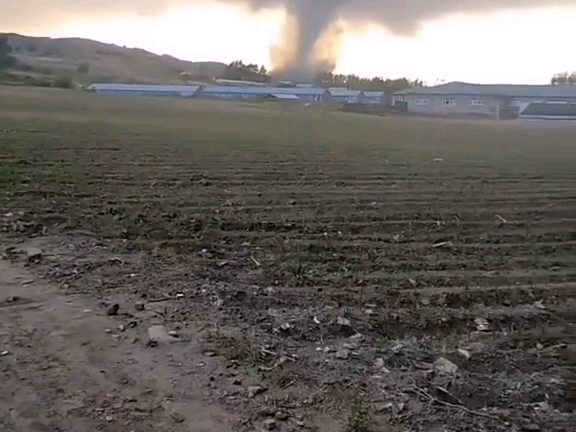 2021年6月1日黑龙江尚志龙卷风,黑色漏斗云的一般远距离极短时