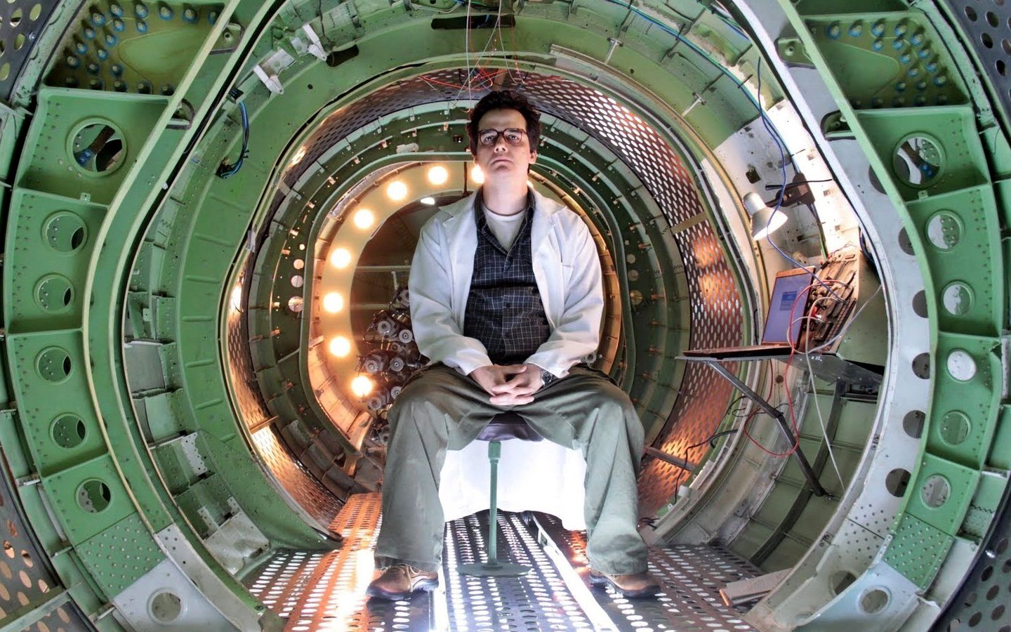 大龄单身科学家发明时空穿梭机,首先想到给自己找个漂亮女朋友