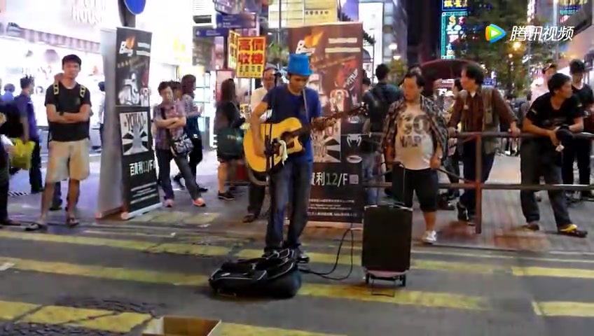 [图]小海南：香港旺角街头演唱beyond歌曲《不再犹豫》！