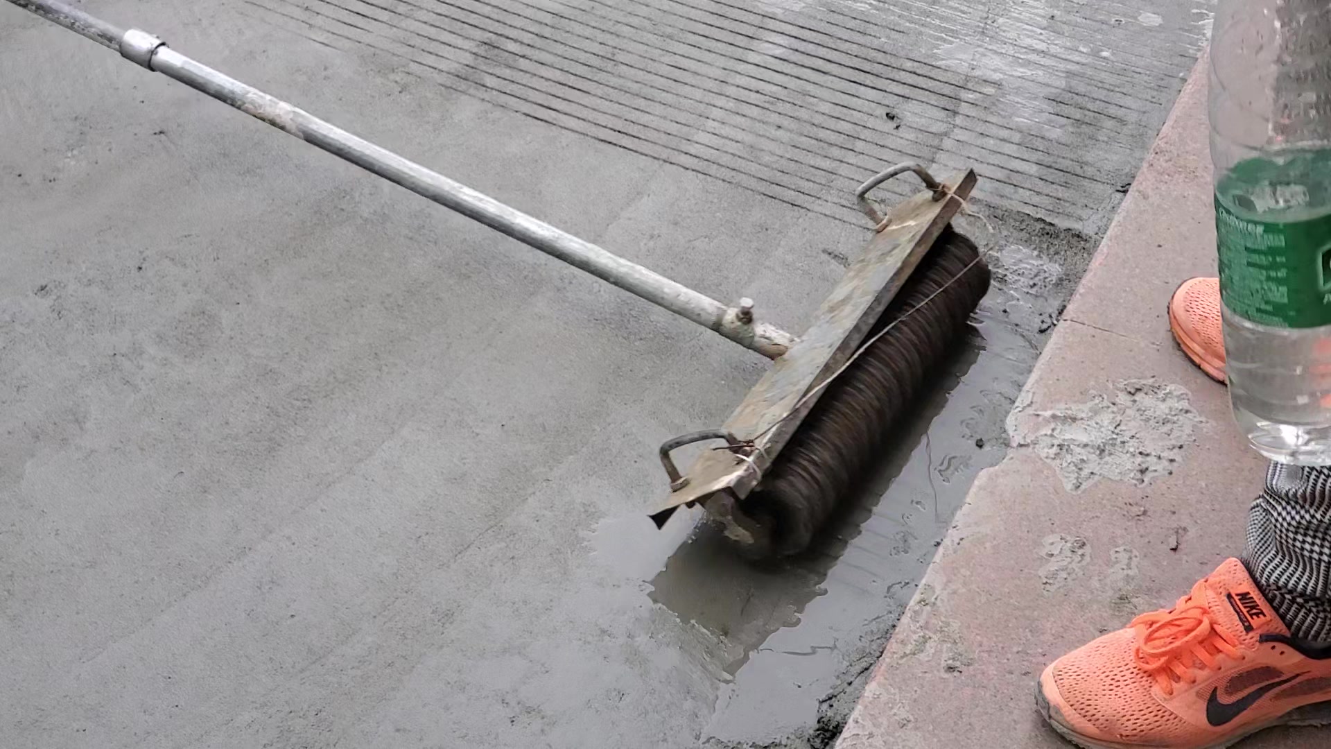 南方医院水泥路面拉纹施工实拍#全能打卡挑战