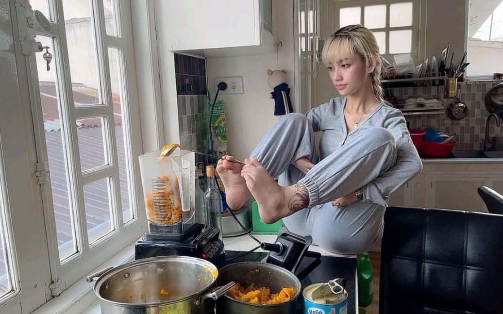 06】残疾少女tuong vy用脚烹饪西红柿肉酱面和炼乳牛奶南瓜粥
