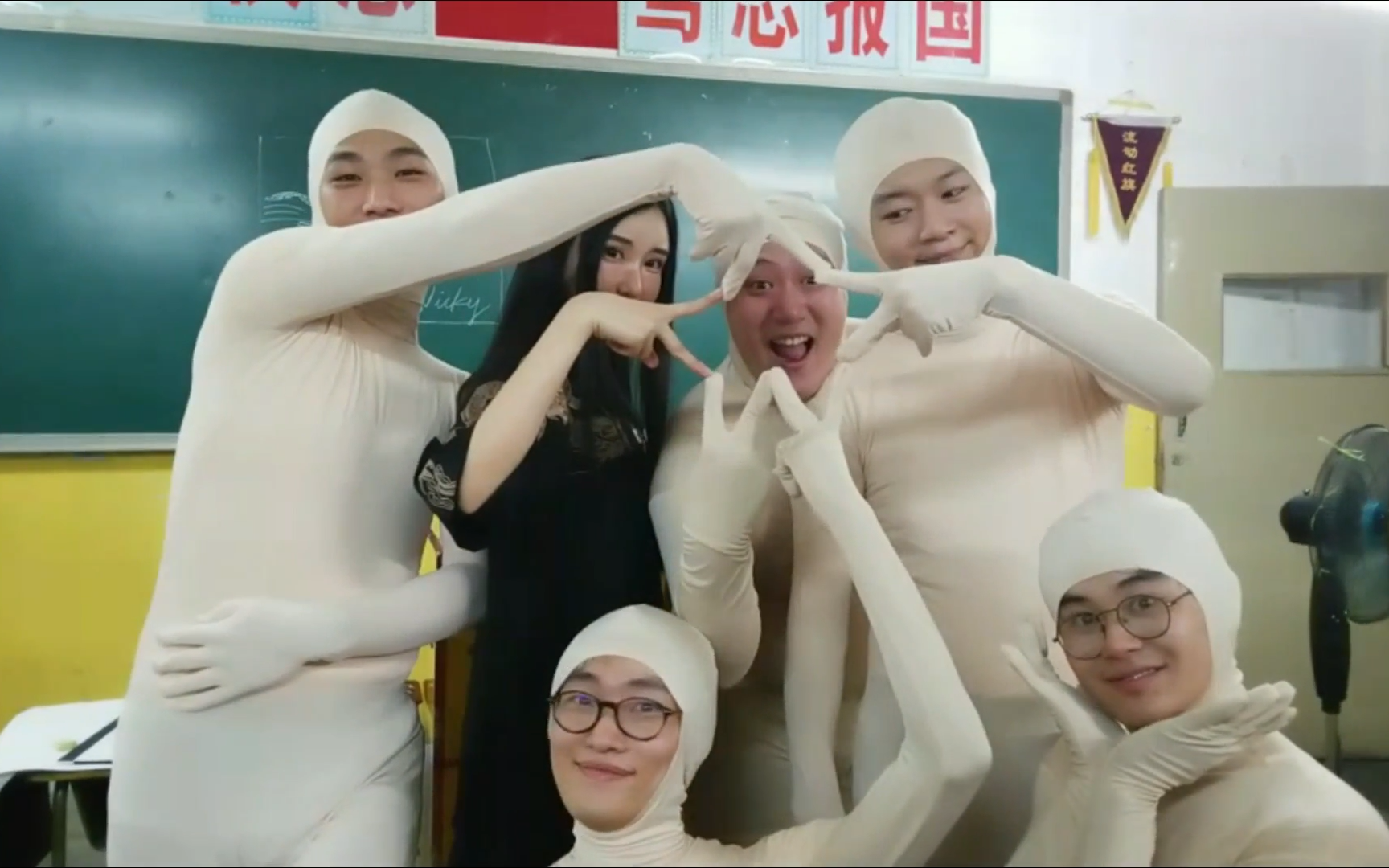 【霹雳爷们儿】《霹雳中学》第四期-贝贝华伦来了!_哔哩哔哩_bilibili