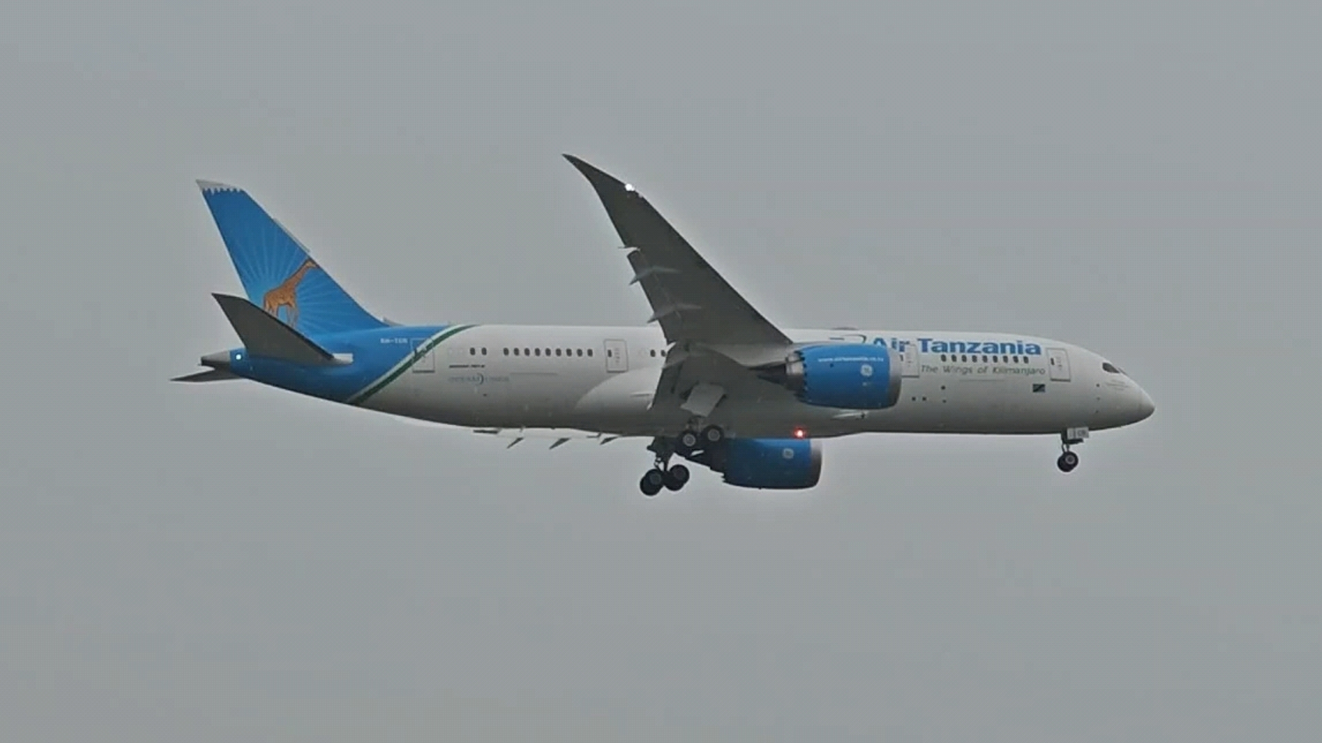 坦桑尼亚航空波音787执飞4402航班落地北京首都机场