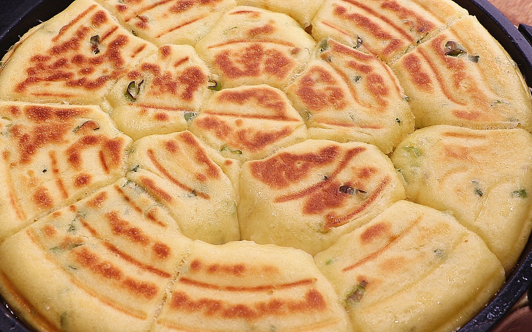 农家锅贴饼,不用擀面杖和案板,揪一块就入锅,满屋飘香真好吃