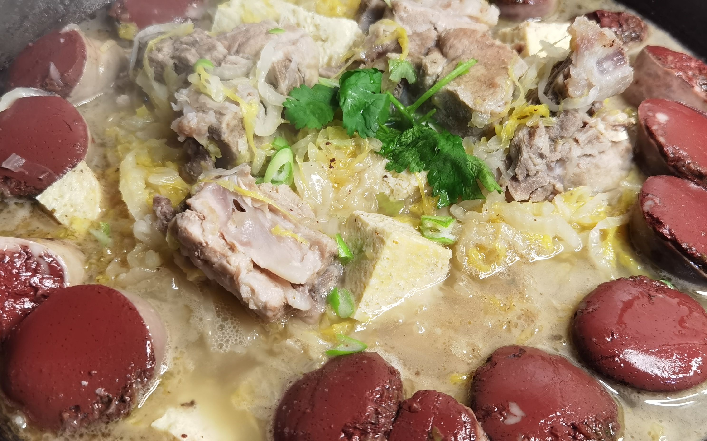 老东北铁锅炖酸菜血肠,再来点脊骨还有谁