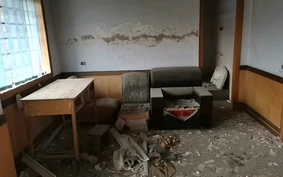 探秘废弃办公楼在一个关着门的房间里看到了什么被吓的赶紧把门关起来