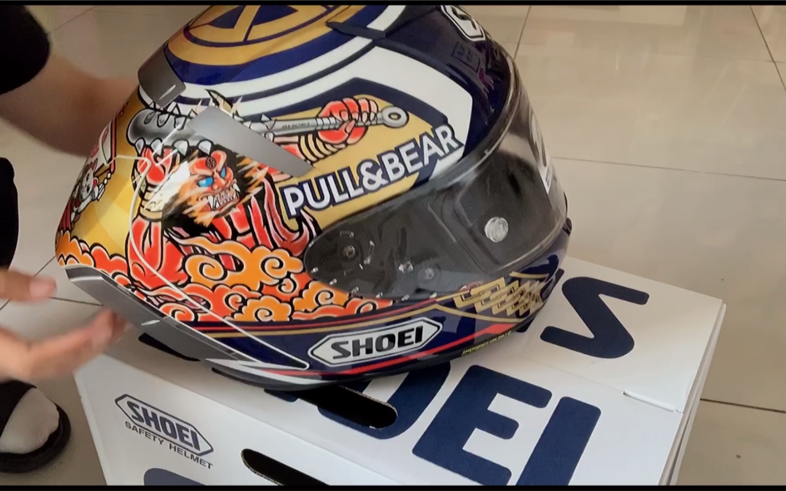 摩托车头盔shoei招财猫x14开箱视频这款限量盔细节非常完美