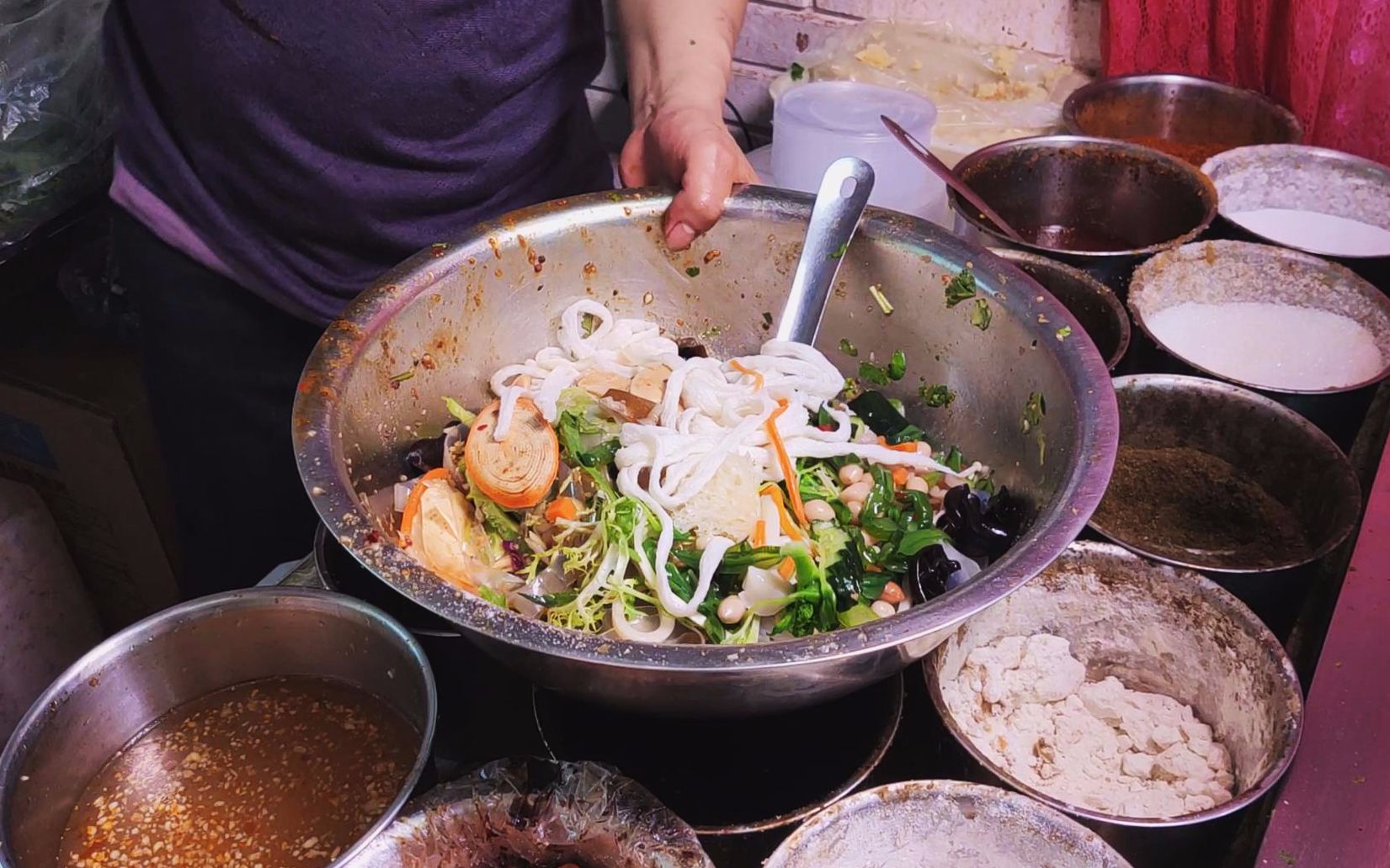 四川大哥凭个凉拌菜在天津火了20年,10元一斤,一出摊就挤满了人