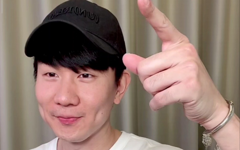 林俊杰为了保护刘海,戴帽子直播