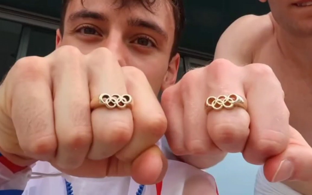 获得跳水金牌后tom daley给matty lee送戒指_哔哩哔哩_bilibili