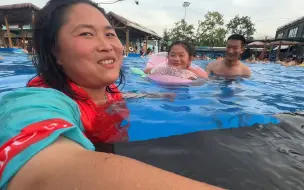 Tải video: 胖妹带女儿长见识，芜湖方特乐园一日游，母女2人边逛边吃，好过瘾