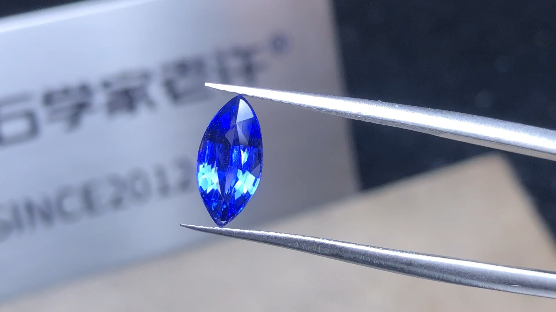 【老许推荐】蓝宝常有,马眼型火彩好的蓝宝不常有[偷笑]产地斯里兰卡