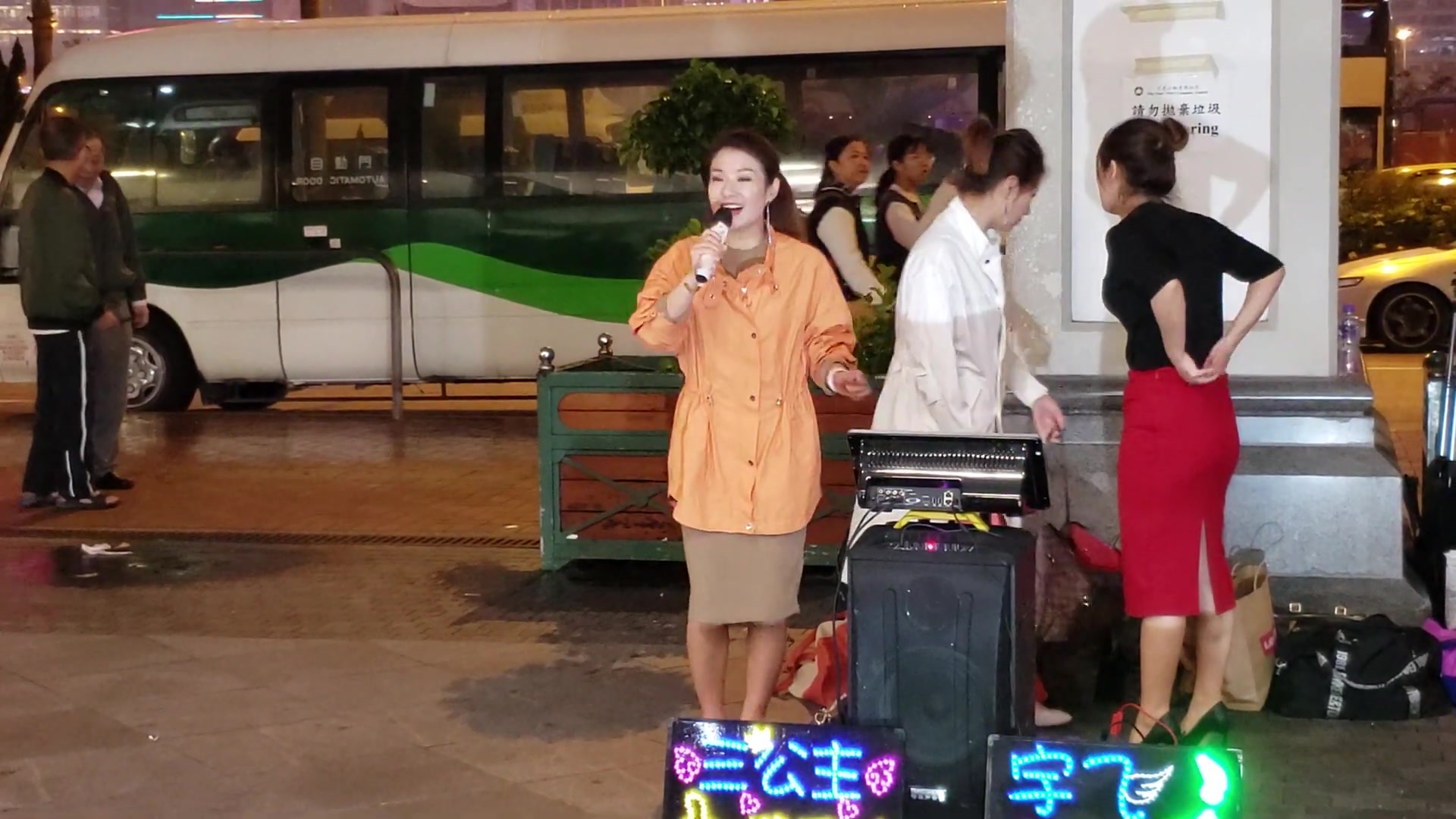 街头艺人三公主妙妙演唱牛在飞这首歌唱的真有意思啊