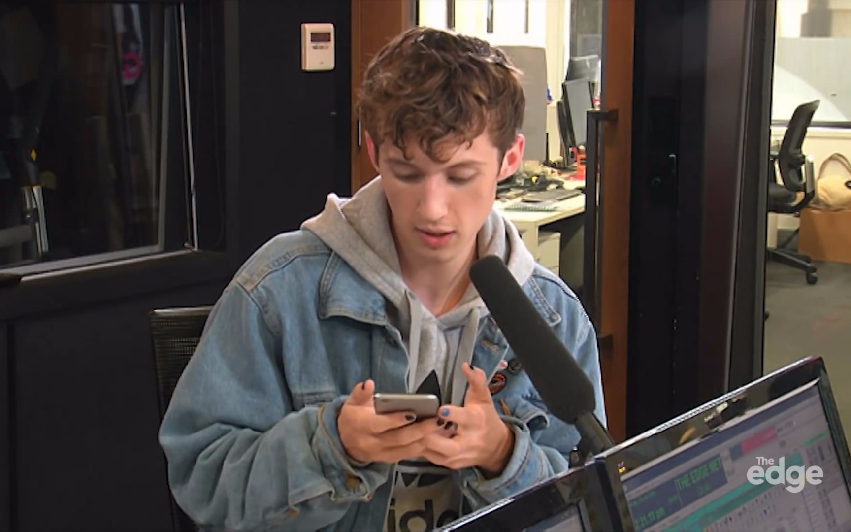 【TroyeSivan】【中字】戳爷打开了自己的ins消息提醒,然后手机要崩溃了!哔哩哔哩bilibili