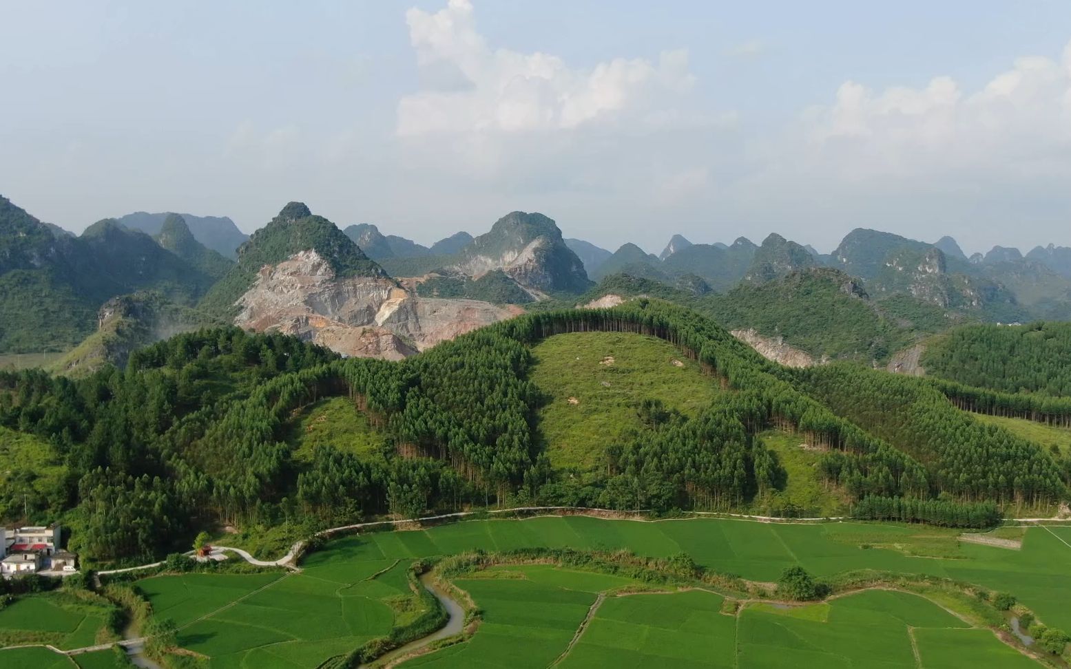 航拍广西群墓山丘,又发现了新坟地,难道这是风水好地吗?