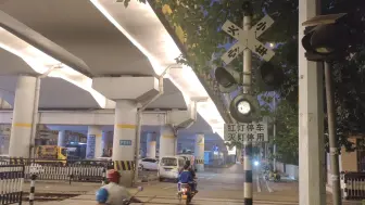 Descargar video: 天心区桂花路石长铁路道口接车转运实录