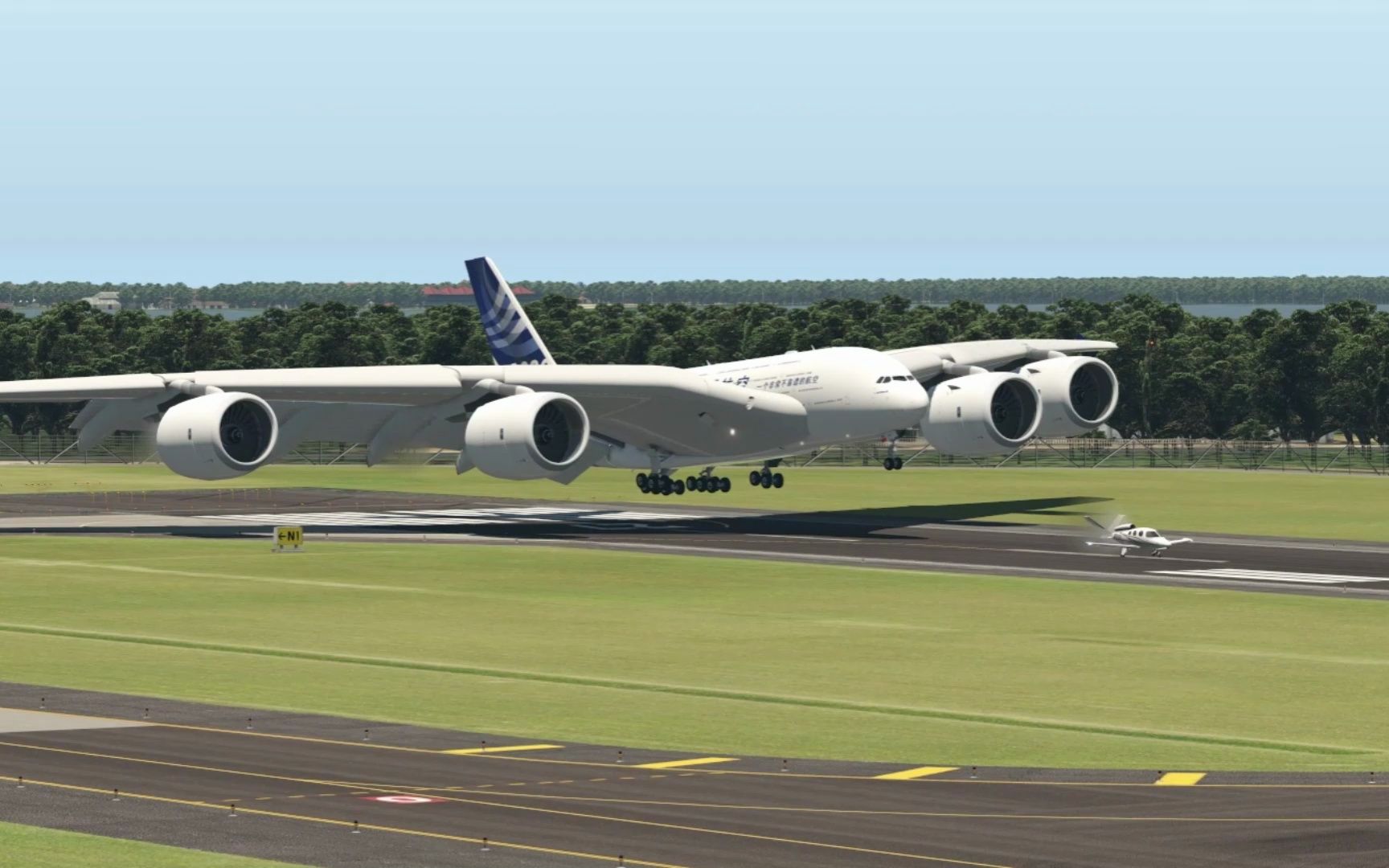 正在降落的a880差点撞上跑道上的小飞机,模拟飞行